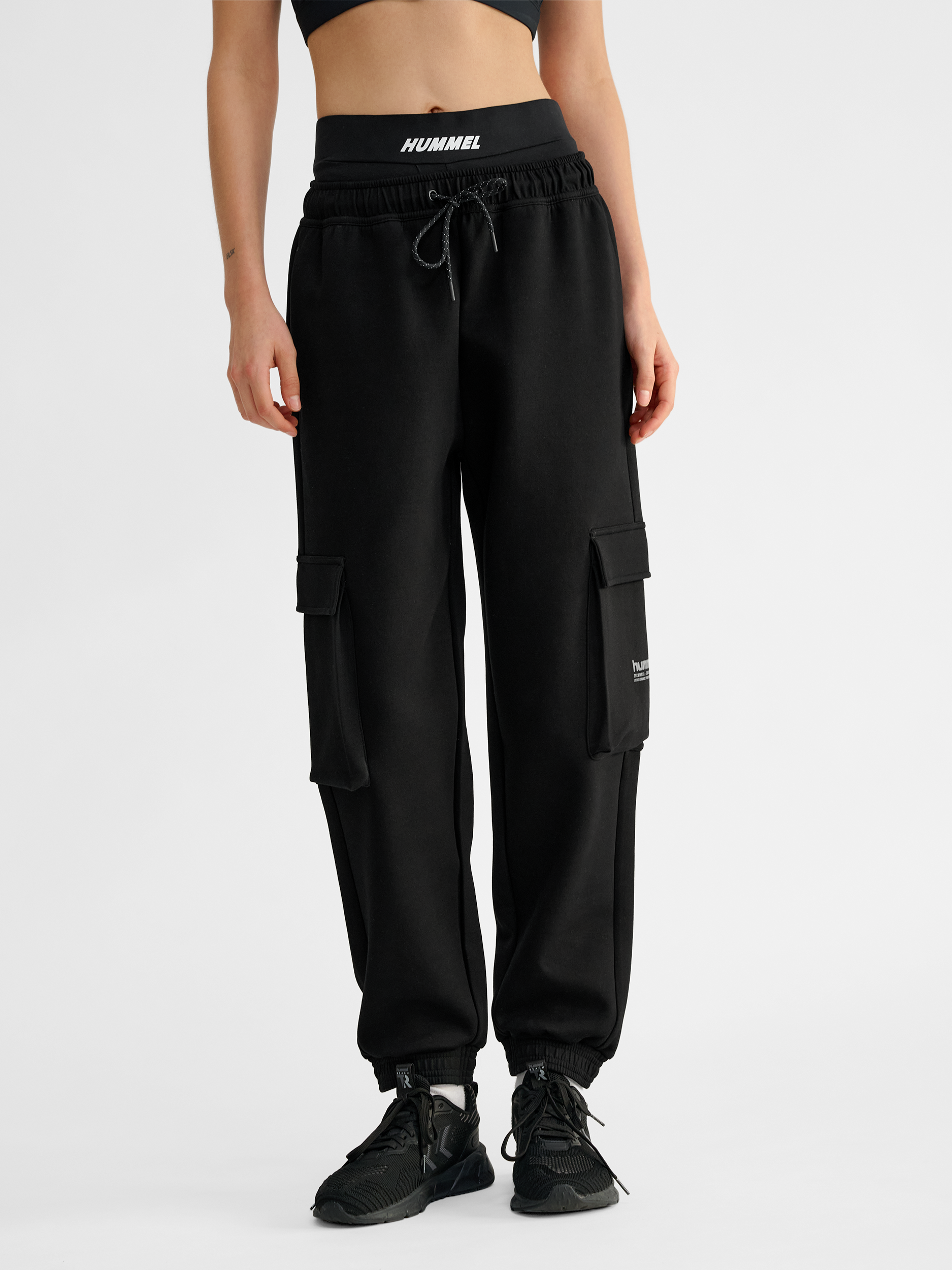 hummel H.F.C. トラックパンツ ブラック hummel TECH FLEECE LOOSE CARGO PANTS - BLACK | hummel.net