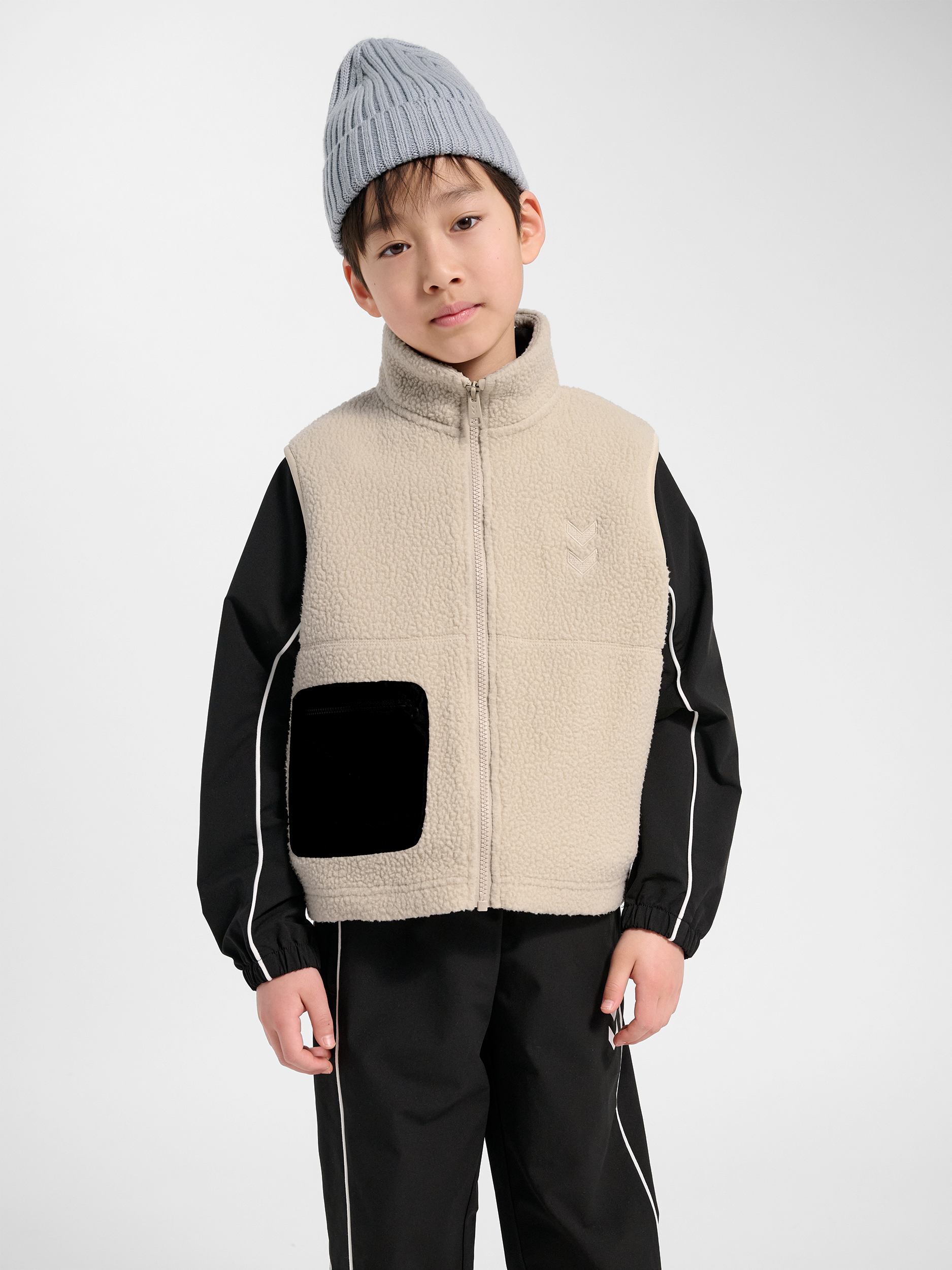 アイジェイ5351 GILET 3 hummel JR MARTINI FLEECE ZIP VEST - OATMEAL | hummel.net