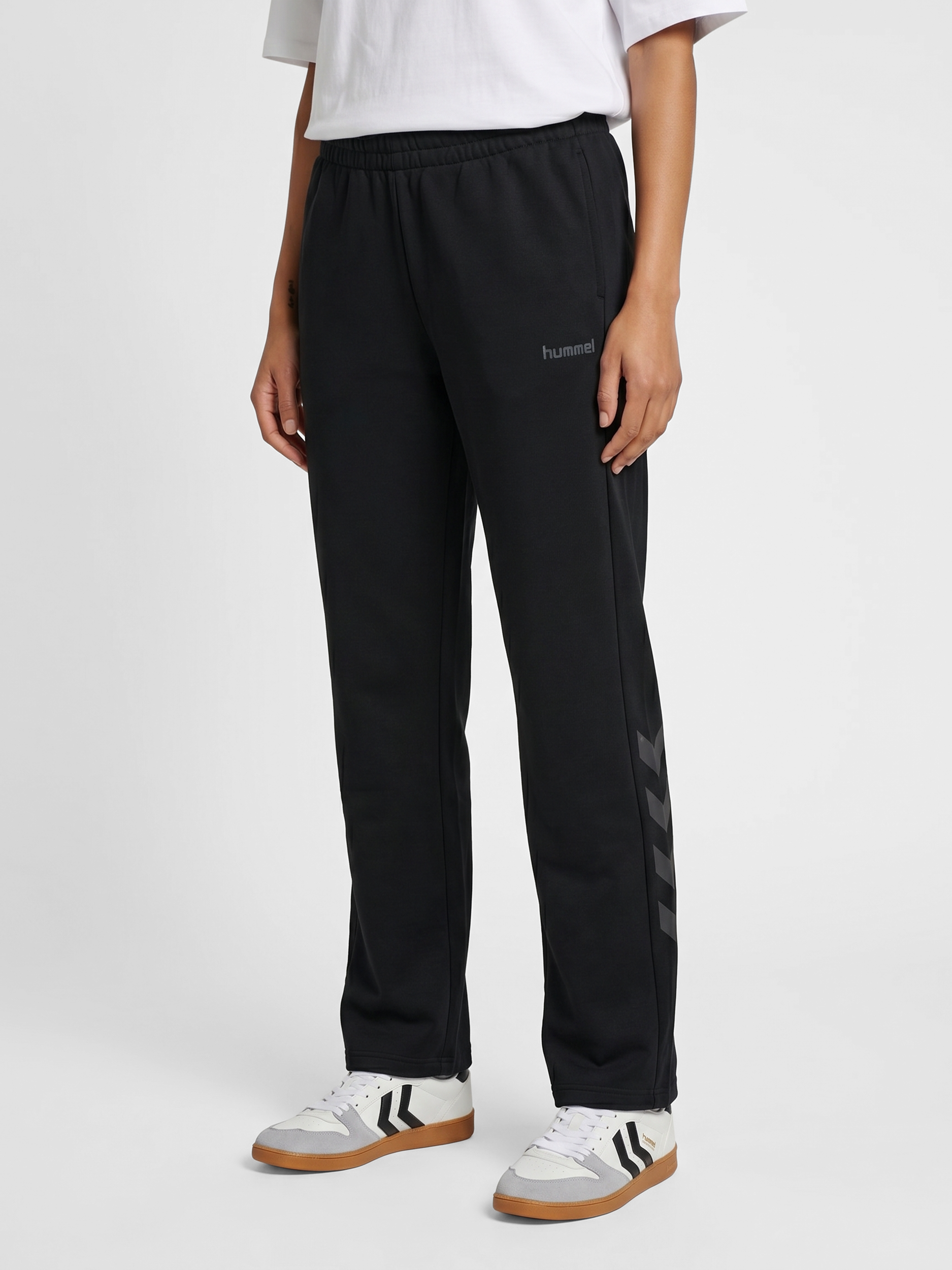 hummel KEEPER CHEVRON W WIDE SWEATPANT - BLACK | hummel.net
