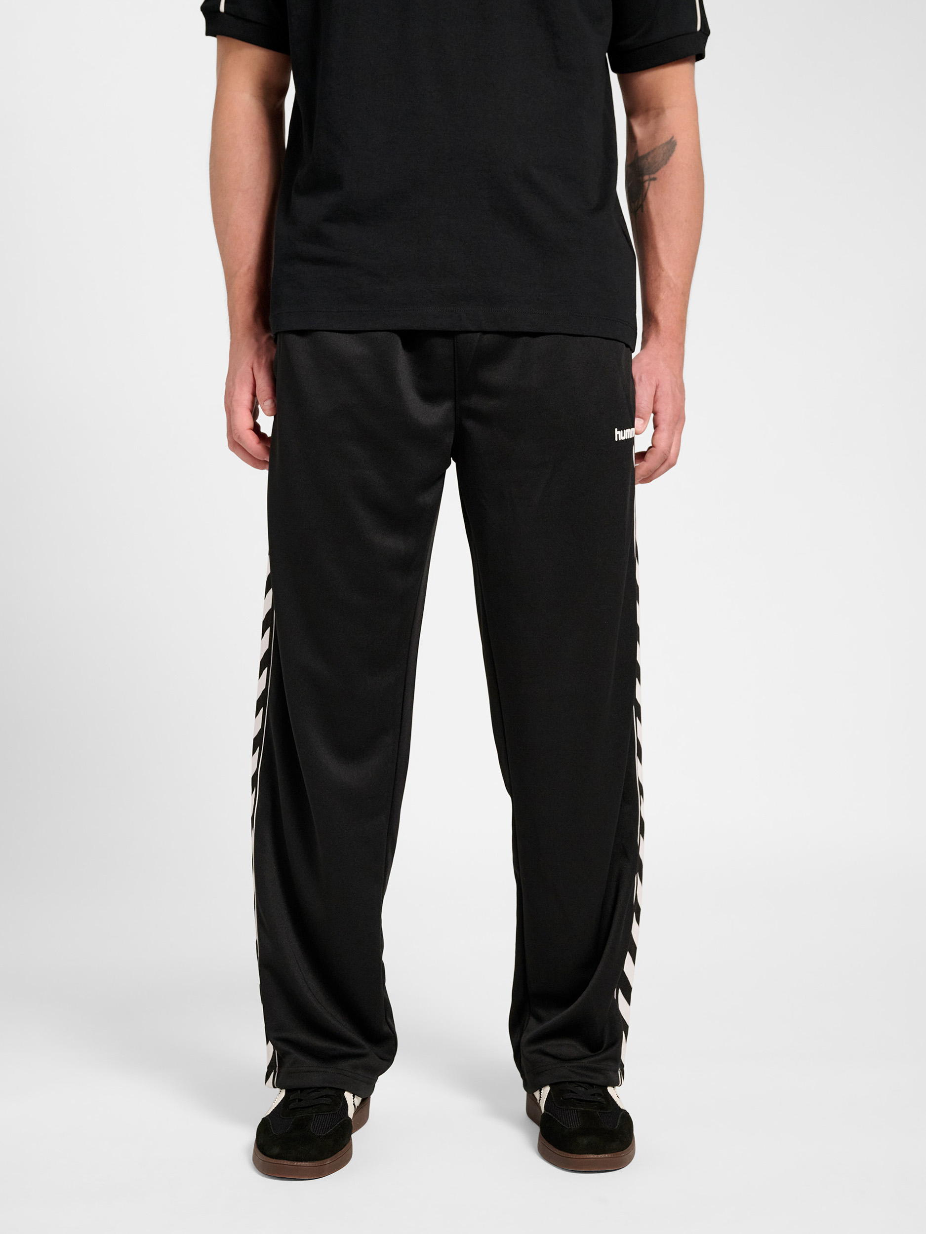 hummel H.F.C. トラックパンツ ブラック hummel CLUB CHEVRON TRACK PANTS - BLACK | hummel.net