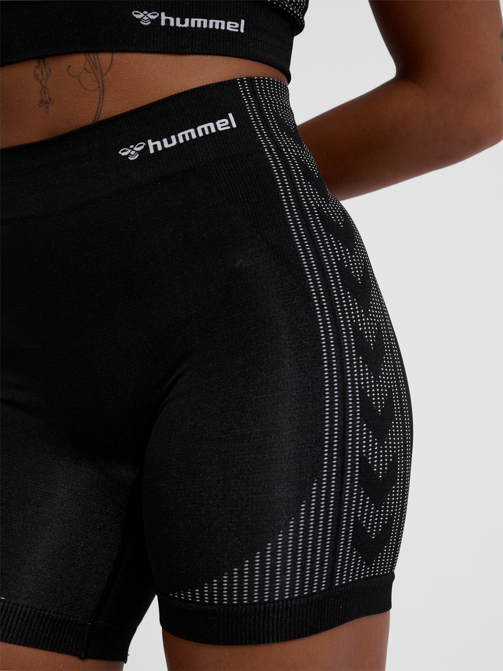 hmlMT SHAPING SEAMLESS MW SHORTS