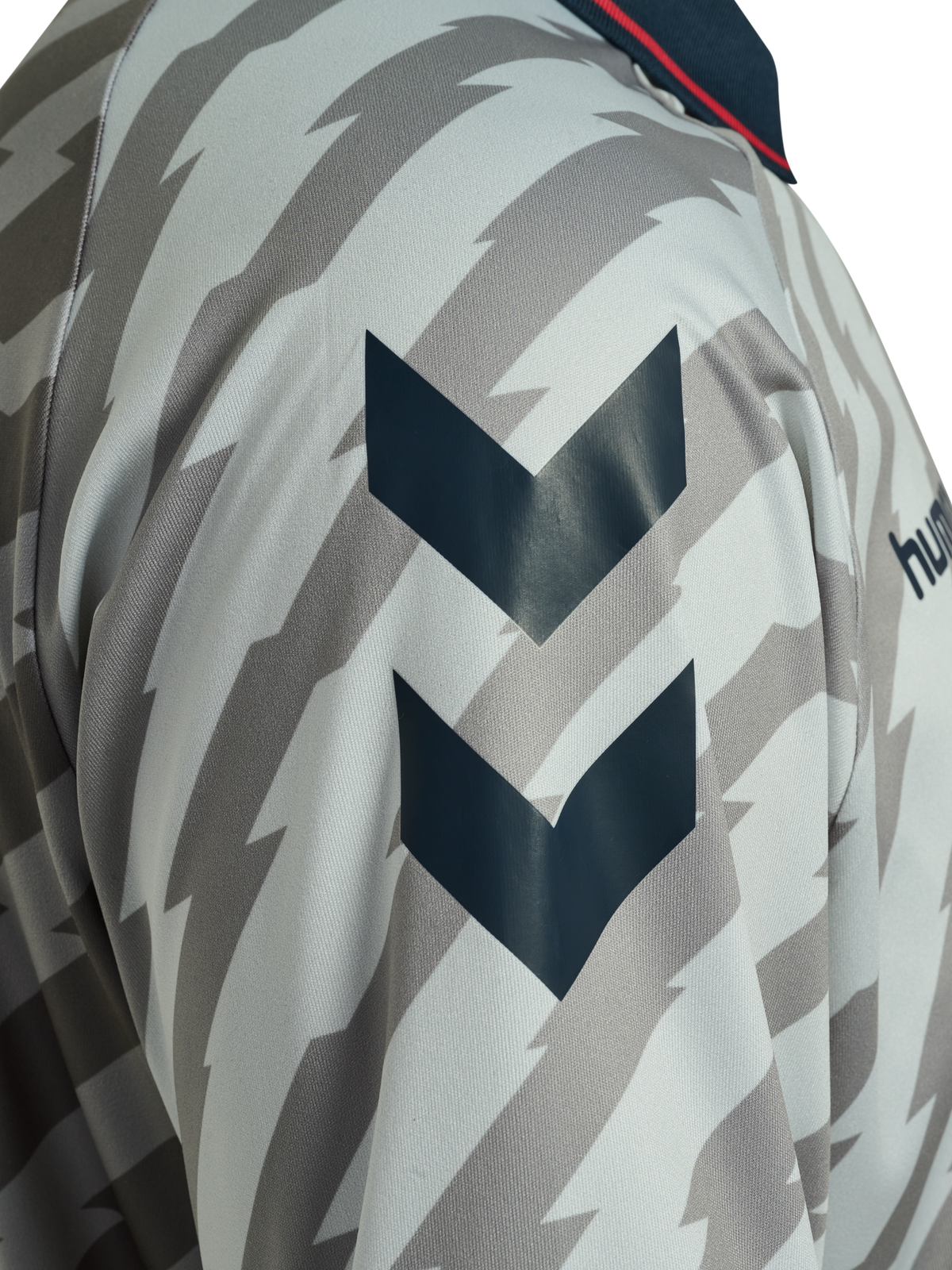 hmlWORLD 26 SOCCER JERSEY
